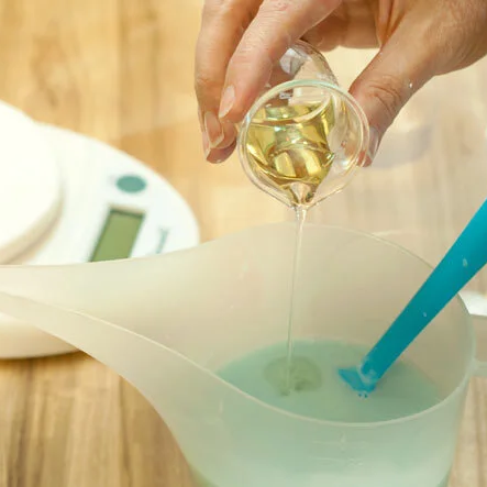 افزودن اسانس و فرگرنس به پایه صابون