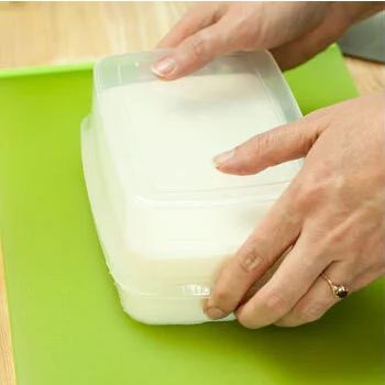 خارج کردن پایه صابونی از ظرف آن