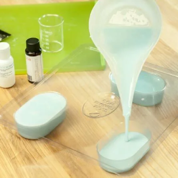 ریختن صابون در قالب